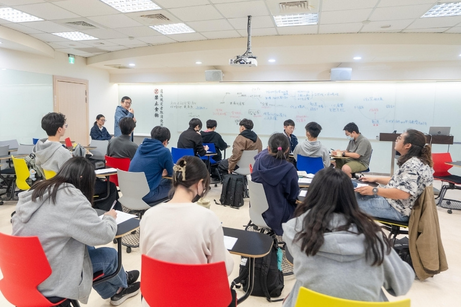 「人文與科技大講堂」結合通識自主學習，在精彩演講後，由授課老師引導學生進行反思與交流，將大師的知識精華深化為個人的學習養分。