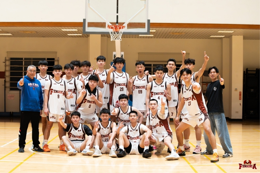 制霸中區：逢甲男籃三連勝奪下中區冠軍。