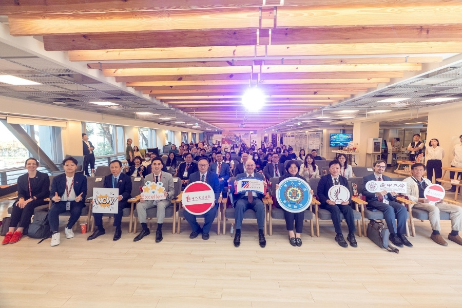 「從1776到未來，致敬過去，啟發現在！」巡迴特展於逢甲大學圖書館展出，AIT 處長谷立言（Raymond Greene）與台灣美光董事長盧東暉親自出席。