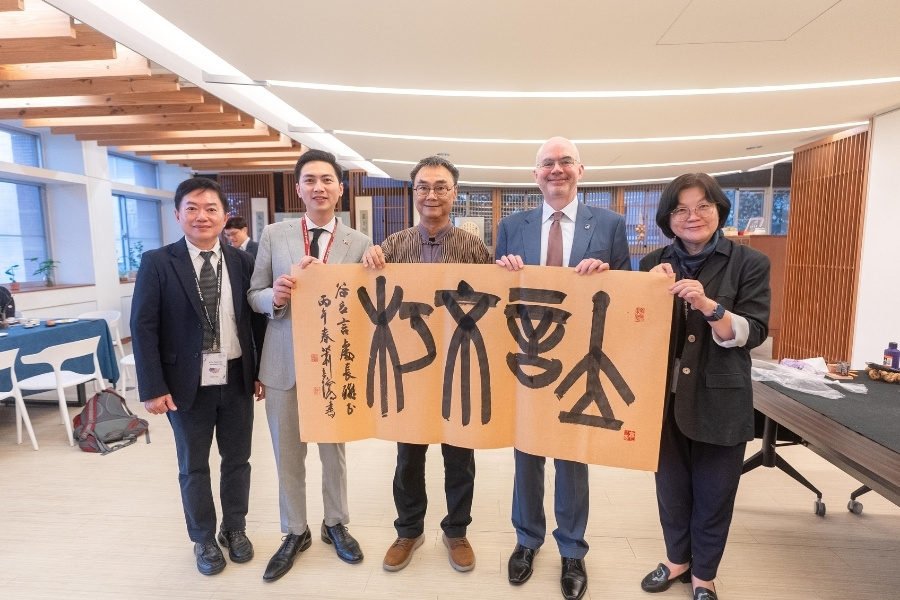 游翰堂主任蕭世瓊(中)代表逢甲大學贈字「立言不朽」予AIT谷立言處長。左起為圖書館館長賴文祥、立法委員廖偉翔、游翰堂主任蕭世瓊、AIT 處長谷立言、副校長黎淑婷。