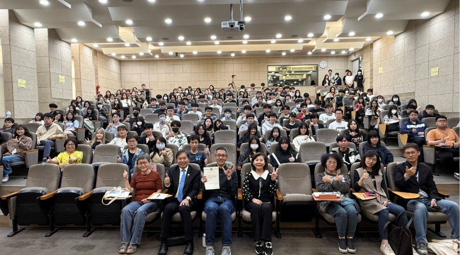 「輕知識、小鑽石——AI導入學科專業普及化影像敘事競賽」系列講座廣受好評,學生報名十分踴躍,共吸引逾200位師生齊聚第九國際會議廳共襄盛舉。
