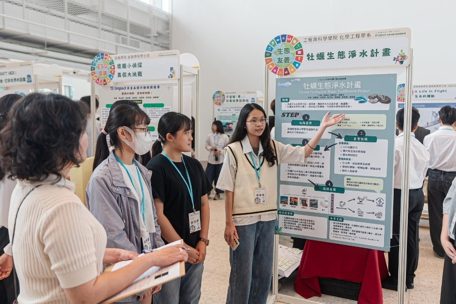 決賽採海報展示與現場簡報雙軌進行，各團隊向評審自信展現專題理念與實作解方。