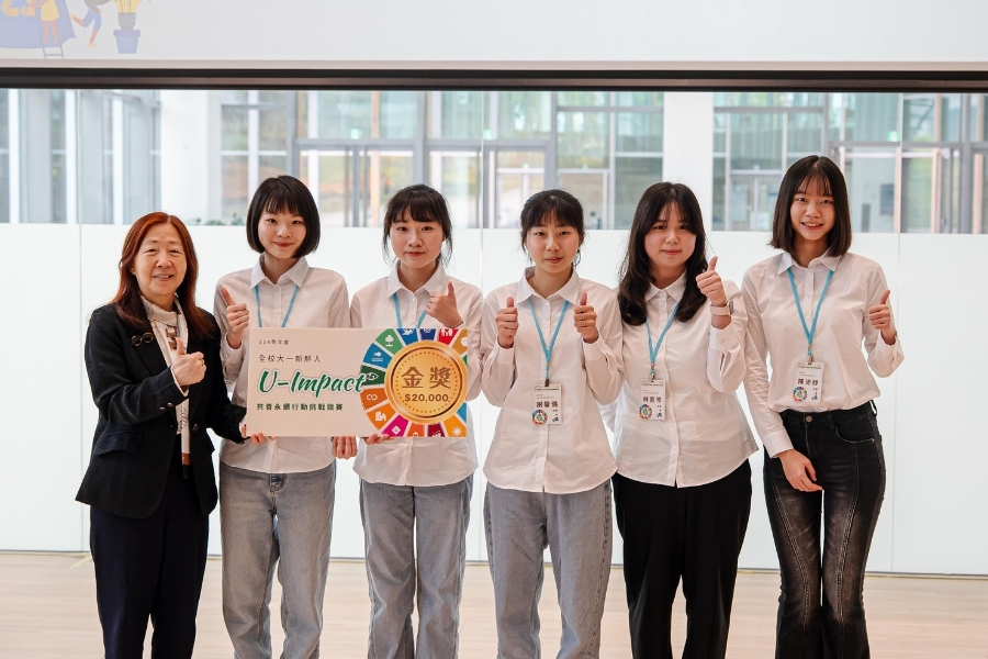 水利工程與資源保育學系大一團隊，以《智慧防災新視界》專題榮獲本屆金獎，由校長王葳親自頒獎表揚。