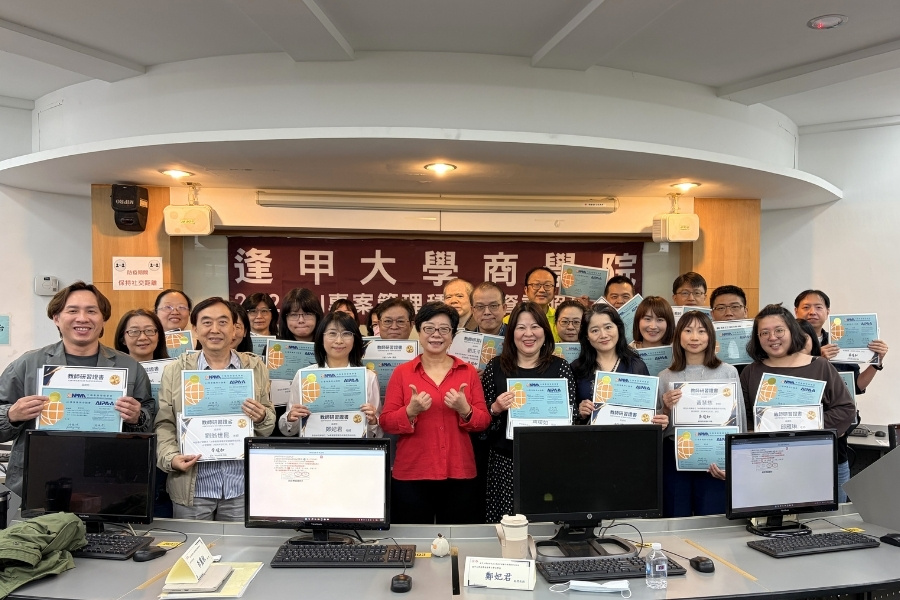 商學院25位參與師長完成密集訓練，並全數通過認證考試，100%取得「AIPA-A® AI專案應用士」證照。