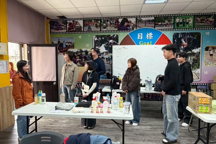 學務長游慧光帶領學務同仁至苗栗縣公館鄉福基國小訪視合經系系學會服務隊。