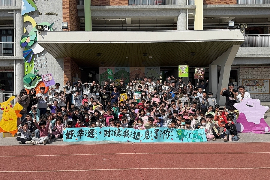 運輸物流系系學會與財稅系系學會聯合服務隊活動大合照。