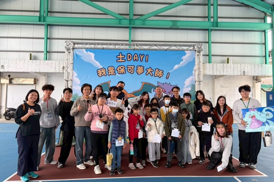 學務長帶領學務同仁至苗栗縣苑裡鎮中山國小訪視土木系系學會x風保系系學會聯合服務隊。