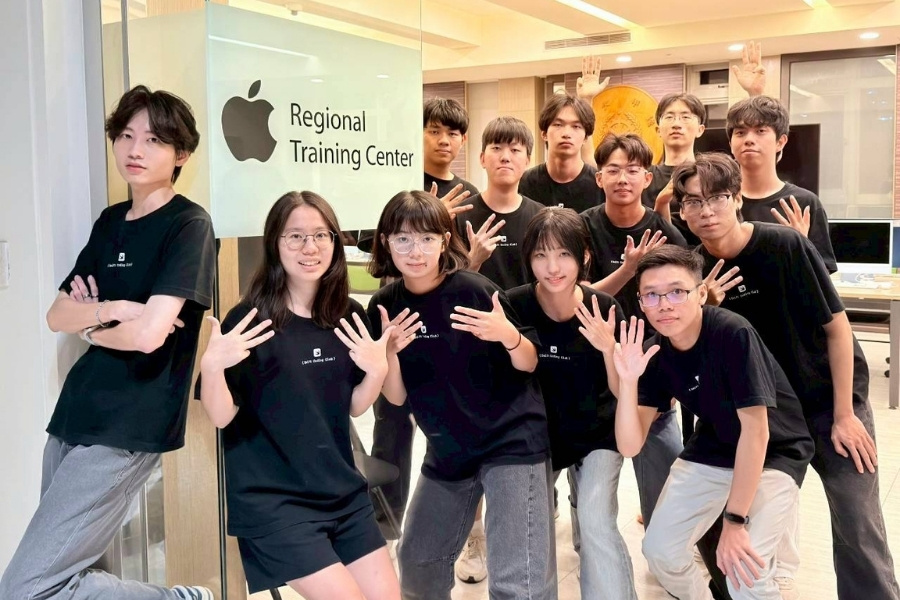 逢甲 iOS Club 社團成員。社團內擁有「學長姐帶領學弟妹」的優良傳統，長期為學生打造紮實的 App 實作環境。