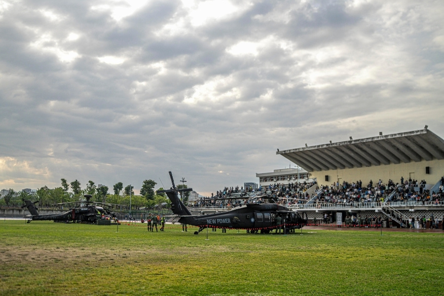 AH-64E阿帕契攻擊直升機與UH-60M黑鷹直升機降落逢甲大學校園。