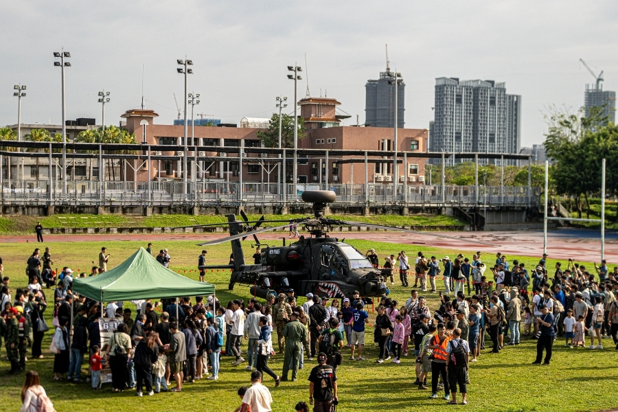 4月5日天氣放晴，吸引許多民眾進入校園朝聖。