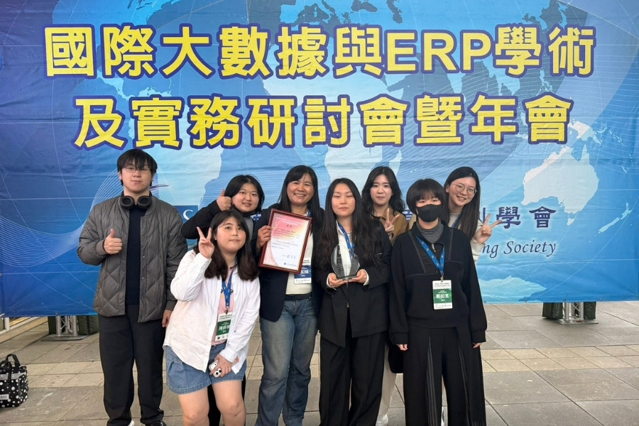 逢甲師生團隊於場外合影,分享第一名的喜悅。