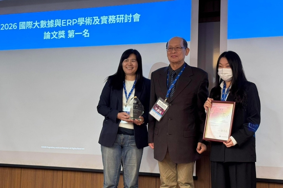 企管系吳如娟老師(左1)與陳昱潔同學(右1)代表團隊,獲頒2026國際大數據與ERP研討會最佳論文首獎。