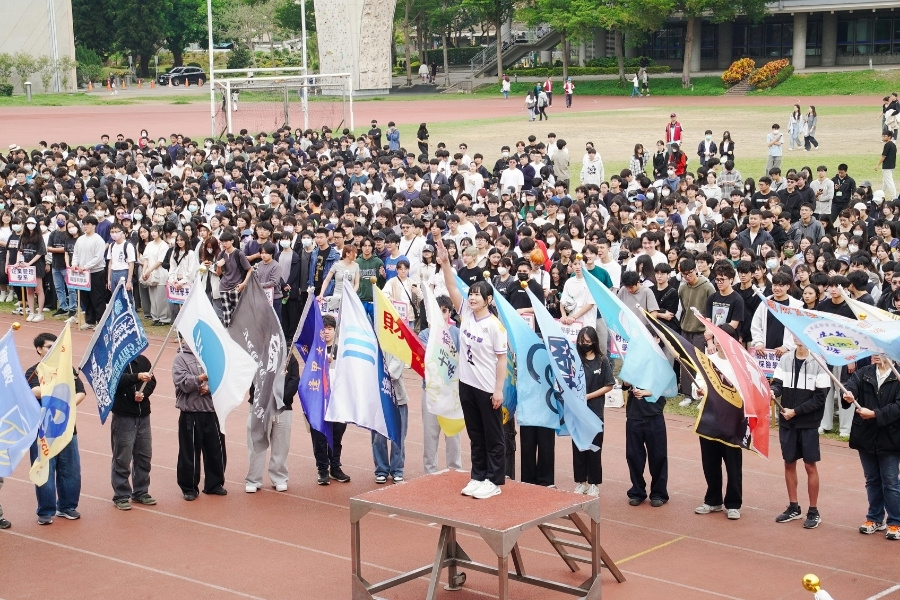 運動員宣誓代表交由外文系安田江里同學擔綱,，以流利的中、日文雙語宣讀誓詞。