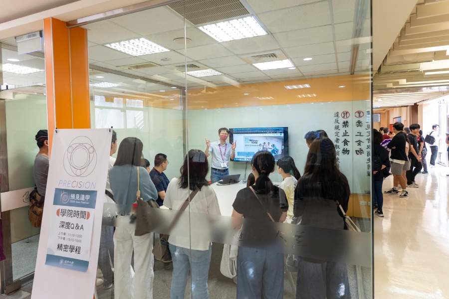 透過學院時間，讓學生和家長可以和學系師長面對面，深入瞭解學系的專業與未來職涯規劃。