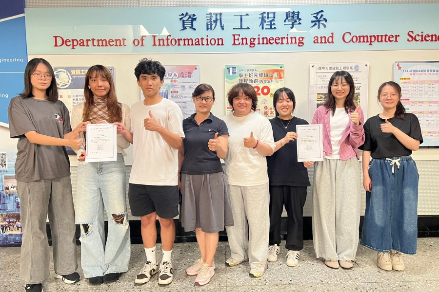 資訊系4組學生團隊在副教授葉春秀(左4)的帶領下參與競賽，分別榮獲亞軍、季軍、佳作與入選。