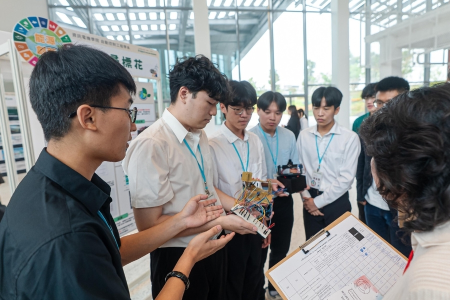 校內積極規劃專題競賽，並鼓勵學生勇於向外挑戰；透過引導組成跨域團隊，在實作與競技中累積堅實經驗、拓展視野。