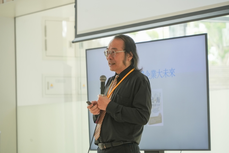 前Google台灣分公司總經理簡立峰以「出海：AI時代，台灣企業大未來」為題，和在場企業先進與逢甲師生分享其第一手產業觀察。