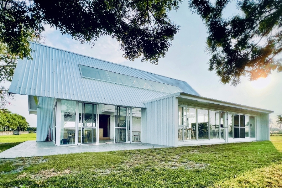 逢甲建築專業學院以「媽厝小書屋」榮獲金點設計獎；團隊將閒置空間轉化為學習聚落，讓建築真正成為傳遞社會關懷的溫暖實踐。