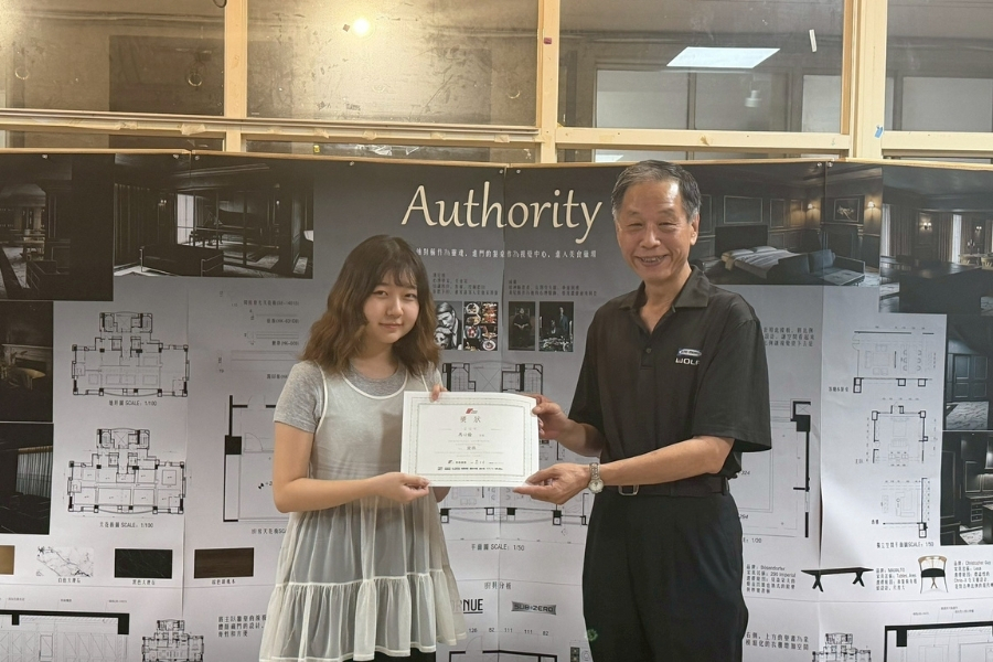 逢甲室設大二生馮心榆(左)成功將品牌特色融入空間設計，獲評審一致青睞，勇奪競賽金獎。