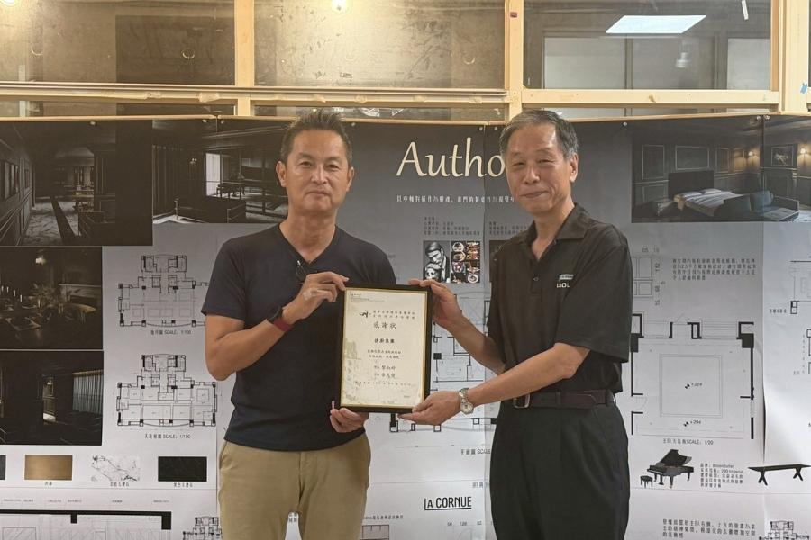 室設學程主任李元榮致贈感謝狀給德廚總經理劉建生(右)。