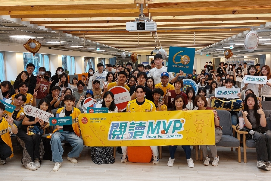 中信兄弟球員宋晟睿4月20日參與逢甲大學圖書館與中國信託銀行合作舉辦的閱讀分享會，吸引逾200位師生參與。