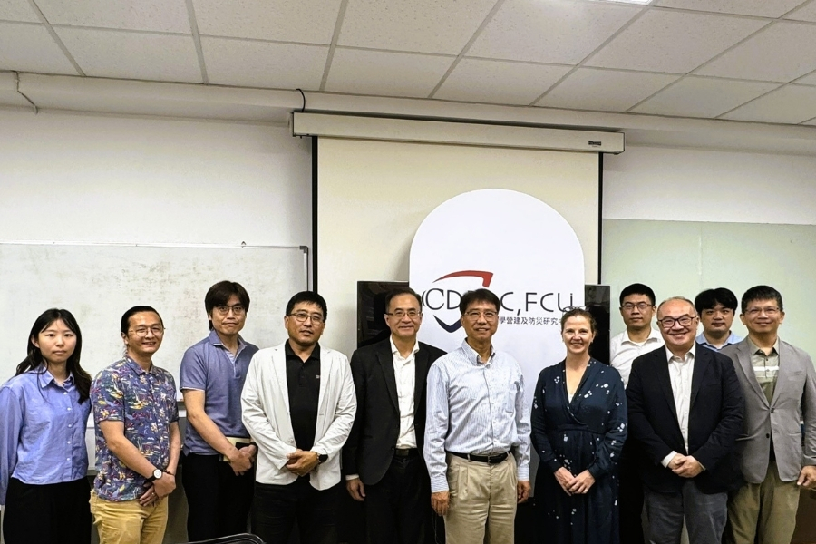 土木工程學系特聘講座教授李秉乾與ARUP 台北辦公室總經理暨董事李維峰博士、Dr. Kaitlin Shilling、董事鄭世有博士於逢甲營建及防災研究中心合影。