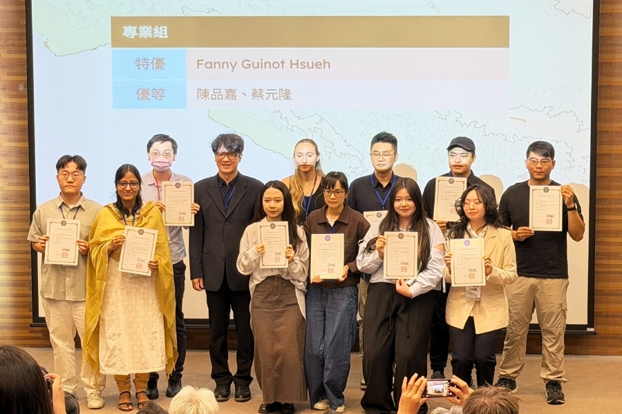 逢甲大學都資系碩士生徐詠晶(前排右2)榮獲第30屆臺灣地理國際學術研討會—優秀論文獎研究生組優等。