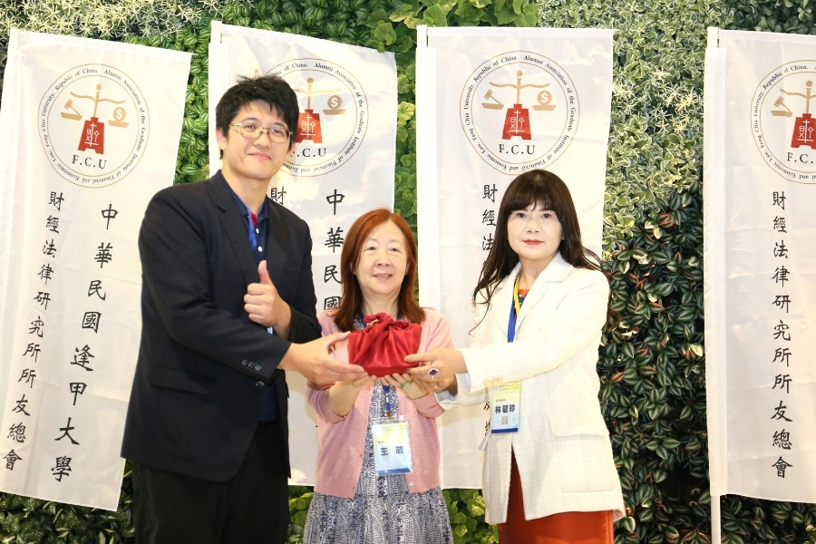 逢甲大學財法所友總會舉行理事長交接儀式，由校長王葳親臨監交。創會理事長劉鈞豪(左)正式將重任交棒予新任理事長林碧珍(右)。(攝影/黃奇鐘)