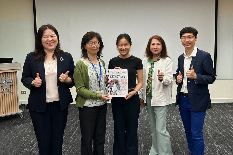 逢甲商學院2025 AFECA 亞洲會展青年挑戰賽入圍決賽學生(中)，將以臺中國際會展中心為展會主辦場館所完成之全英文創意商展企劃提案書致贈予臺中國際會展中心。