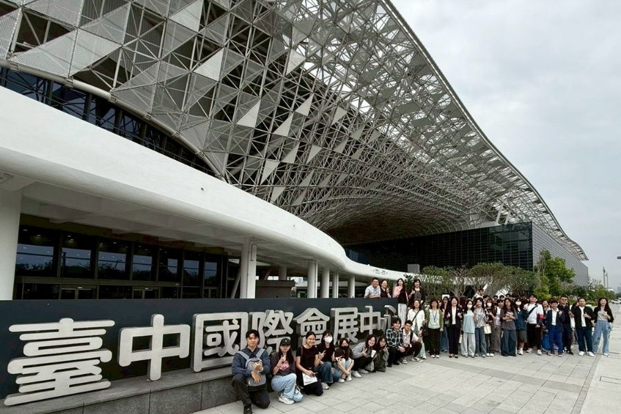 逢甲大學商學院院長黃瓊如教授帶領師生走進臺中國際會展中心，讓學生從真實場域理解會展產業。