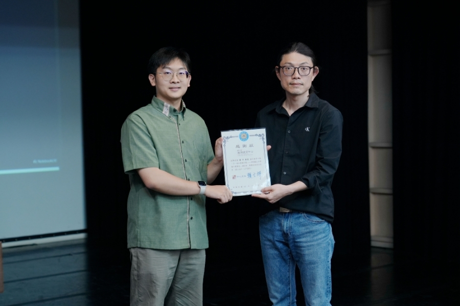 通識教育中心執行長戴盛柏致贈感謝狀予臺北清真寺教長鄭平(左)。