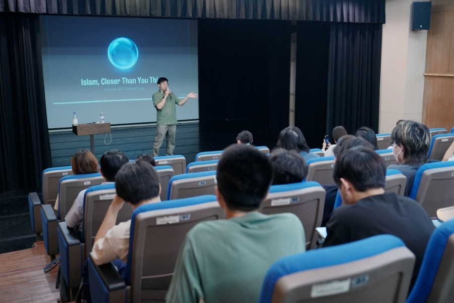 通識教育中心舉辦「不一樣的通識沙龍」，特別邀請臺北清真寺最年輕的教長鄭平蒞校，以「伊斯蘭比你想像中還要近」為題，帶領師生深度認識穆斯林文化。