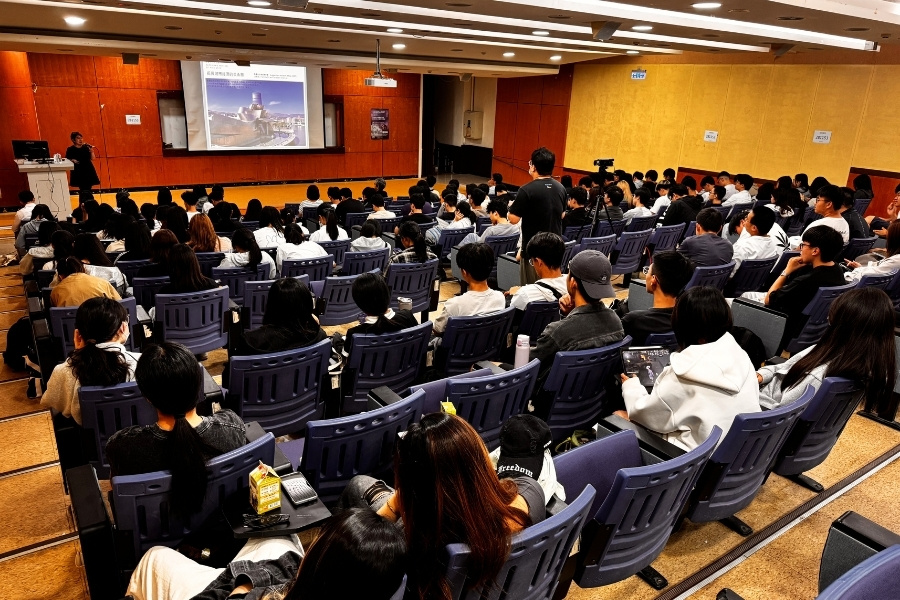 高美館展覽部主任曾芳玲受邀蒞校，以「極樂天堂——法國凱布朗利博物館紙紮文化大展策展漫談」為題，與逢甲師生分享跨國策展的實務經驗。
