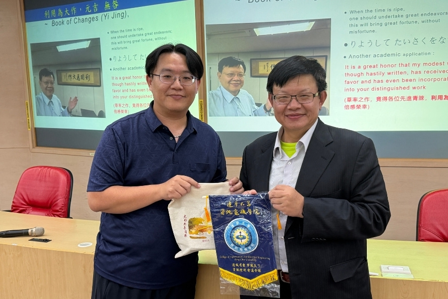 通訊系蔡淵裕主任代表致贈錦旗予陽明交通大學電機學院王蒞君院長(右)。