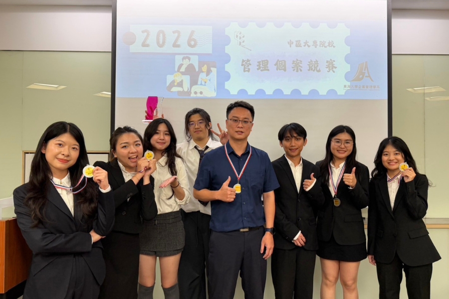 逢甲國貿系參賽團隊，由左至右為林慈真、賴楷婷、黃暐綺、蔡廷緯、林介勝助理教授、周秉豐、蘇千晴、林郁蓁。