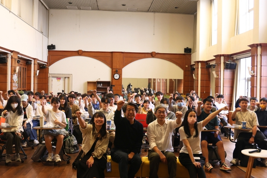 通識教育中心舉辦自主學習課程說明會，邀請教育部青年署「Young飛全球行動計畫」承辦人員到校說明計畫申請方式。