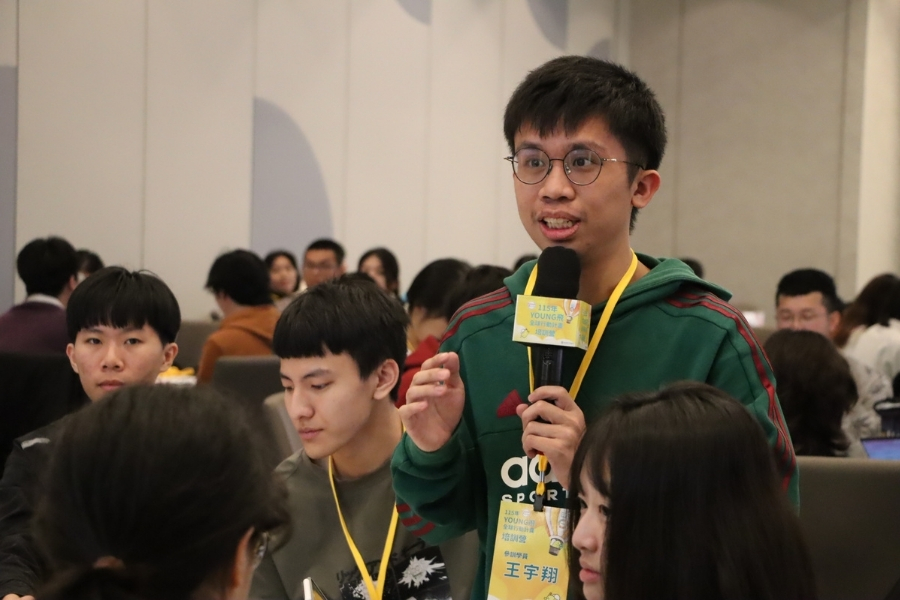 逢甲同學於培訓營中踴躍提問與交流。未來，通識教育中心將持續引導學生參與「Young飛全球行動計畫」，厚植國際視野與跨域整合能力。