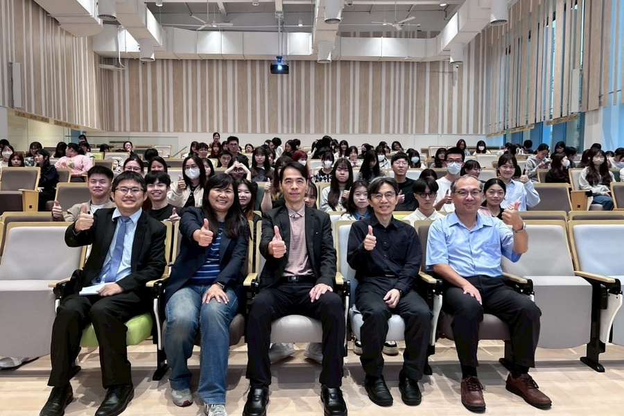 逢甲大學經濟系南區系友會返校分享，前排(左起)主任吳東憲、吳如娟老師、鐘大清學長、陳冠富學長、潘存善學長與全體與會師生合影。