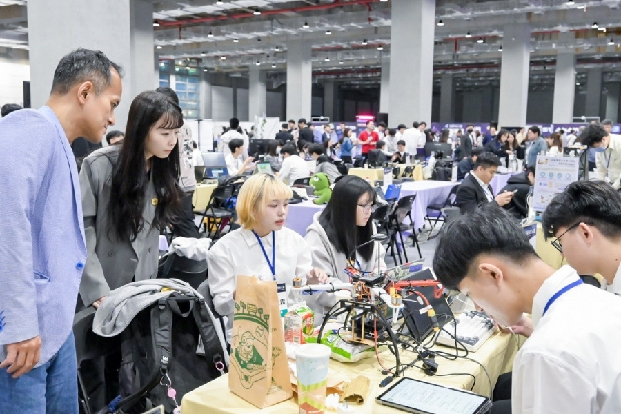 Best AI Awards 2026決賽於4月25日於台北南港展覽館二館舉行，逢甲學生展現團隊實力。