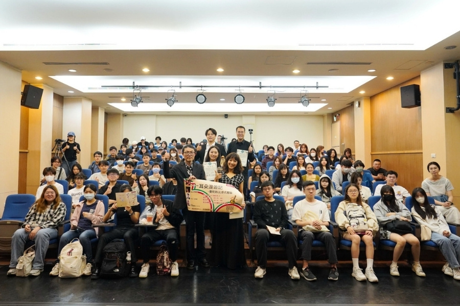 通識教育中心執行長戴盛柏頒發感謝狀,並與演奏家、主持人及全體聽眾留影。