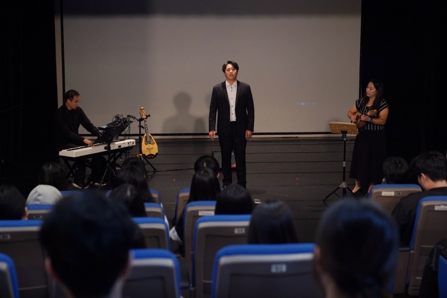 曼陀鈴與鋼琴合奏,並結合男高音,演出義大利傳統民謠。