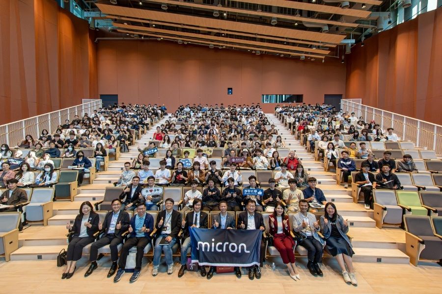 近 400 位師生齊聚共善樓生日堂，共同關注 AI 與記憶體創新所帶來的產業新契機。