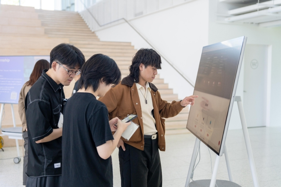 本次專題講座場外亦同步設置微學程介紹與職涯互動專區，提供學生了解半導體產業職務內容、職缺資訊，以及相關學習與職涯發展方向。