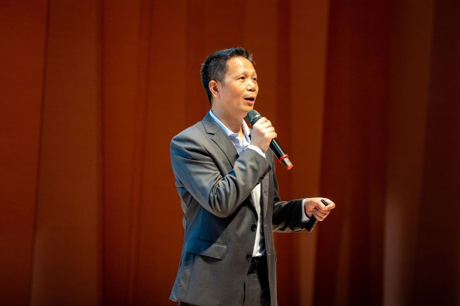 台灣美光前段晶圓製造暨營運副總裁鍾聯彬先生深入解析記憶體技術在 AI 時代的關鍵角色，並分享美光在人才培育、實習與校園合作方面的投入，鼓勵對半導體產業有興趣的學生持續學習與探索相關領域。