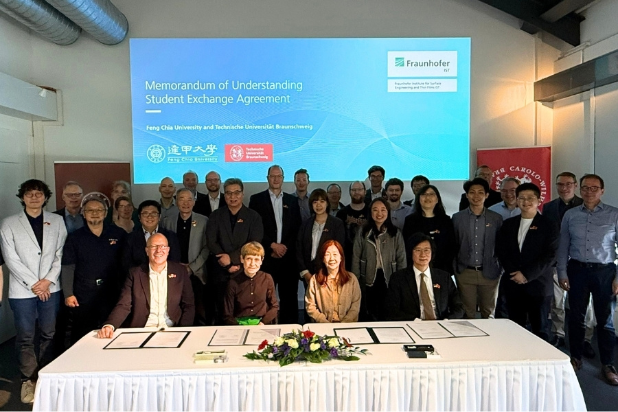 逢甲大學、布倫瑞克工業大學師長與Fraunhofer IST德方團隊於簽約後一起合影。