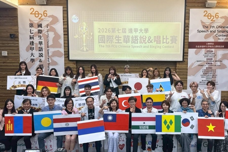 第七屆國際生華語演說暨歌唱比賽決賽吸引逾百人線上線下同步觀賽，賽後評審、貴賓與參賽學子齊聚大合影。