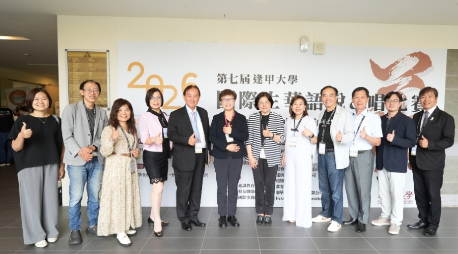 第七屆逢甲大學國際生華語說＆唱比賽決賽評審團與校友合影。