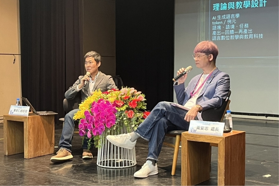 美商優派ViewSonic臺灣區總經理連育仁、南一教育集團公共關係暨新媒體事業處長黃安志談〈當AI踏入文學與經典〉。
