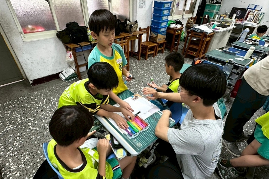 都資系學生實際參與西屯國小課程的設計與教學。