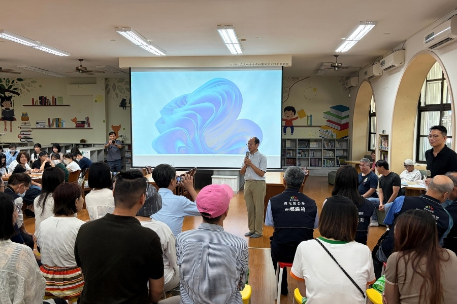 逢甲都資系「翻轉西大墩」專題成果展於西屯國小展出,主任徐逸祥致詞時,特別感謝地方各界的支持。